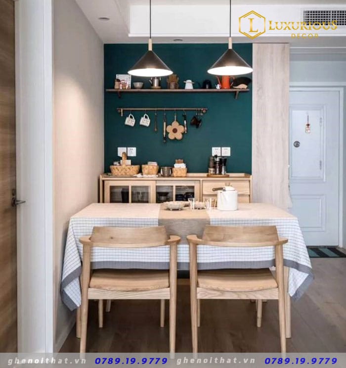 Cách bố trí bàn ăn cạnh lối ra vào