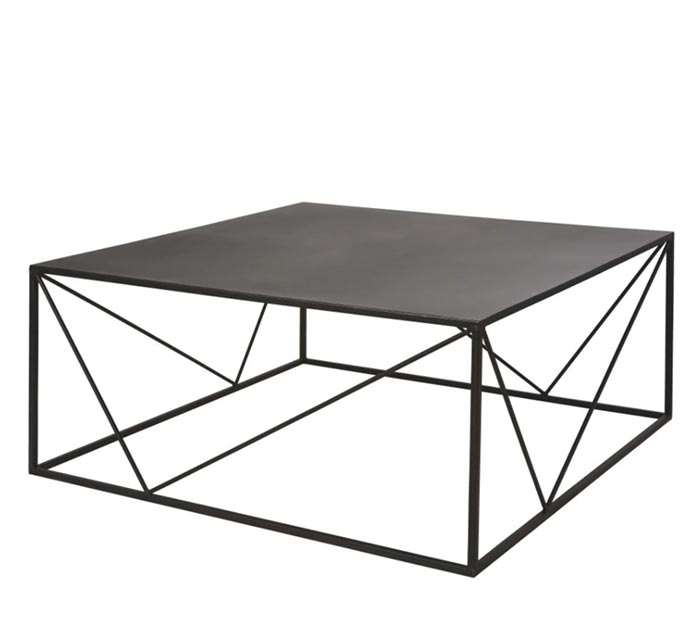 Chiếc bàn hình vuông với thiết kế chân sắt 