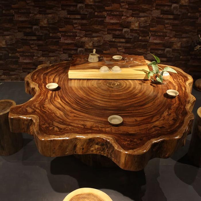 Mẫu bàn gỗ nguyên khối qua bàn tay của người thợ trở nên tinh tế hơn 