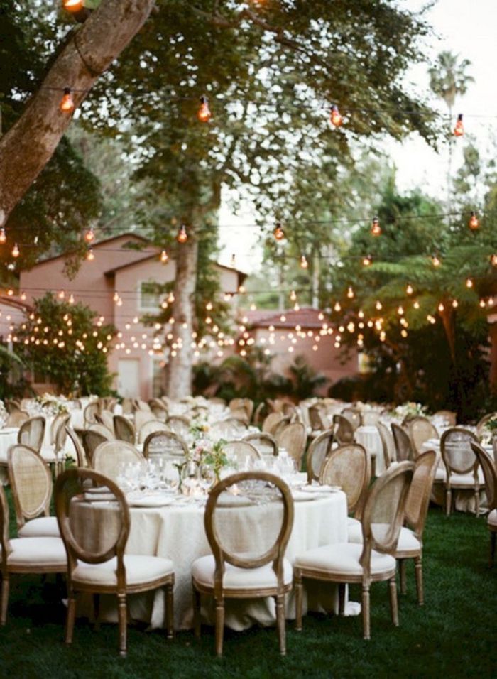 Mẫu ghế Louis dành riêng cho tiệc cưới mang phong cách Vintage 