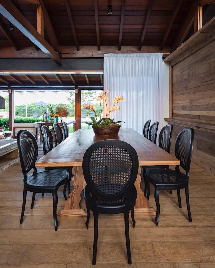 Bộ bàn ghế bằng mây được phun sơn màu đen đem lại sự sang trọng quý phái cho không gian nhà hàng 