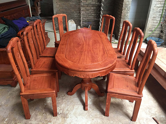 Bàn ghế gỗ hương với sắc đỏ rõ rệt 