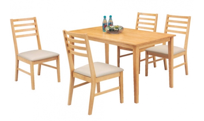 Mẫu bàn ghế gỗ thông đơn giản nhưng được nhiều gia đình lựa chọn 